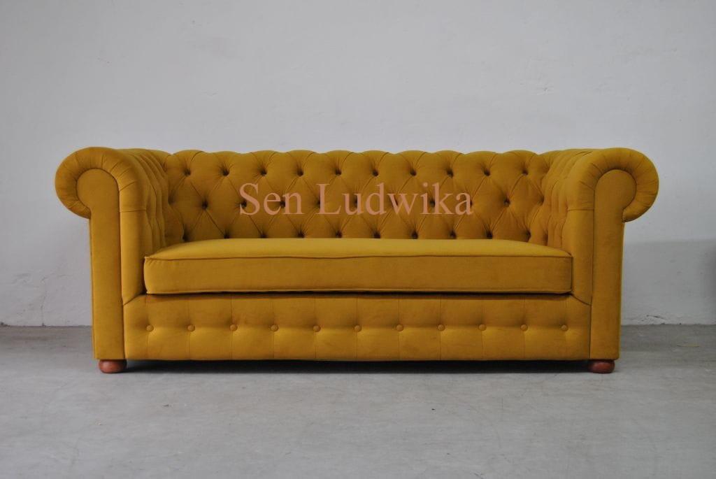 Pikowana sofa Chesterfield w kolorze żółtym, czyli klasyczny mebel w nowoczesnej odsłonie