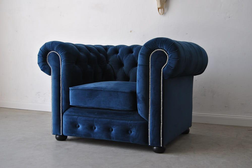 Niebieski fotel pikowany Chesterfield – elegancja i styl w salonie