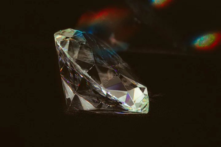 Na co zwrócić uwagę przy wyborze biżuterii z diamentami na prezent