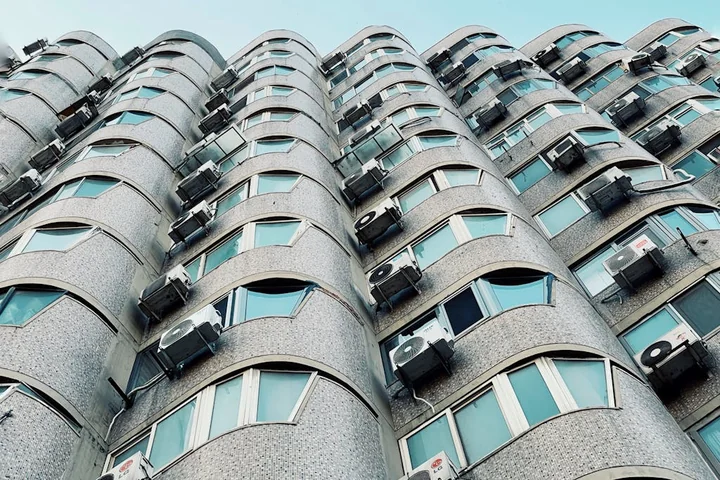 Klimatyzacja w bloku – jak przejść przez formalności w spółdzielni i wspólnocie mieszkaniowej?