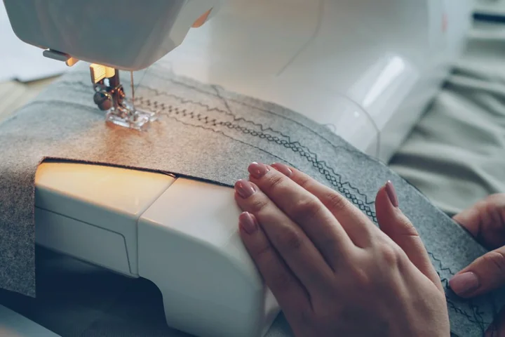 Szycie dla dzieci – jakie materiały i dodatki sprawdzają się przy domowych projektach?