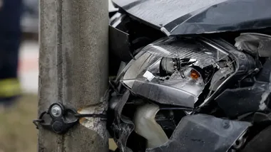 Poważniejsze obrażenia po wypadku w Toruniu. Policja szuka kierowcy