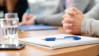 Licealiści usiedli w fotelach radnych. Pytali o władzę w Toruniu