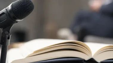 Cztery lata poezji w jednym tomie. Toruń zaprasza do Zaułku Poetów