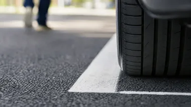 Ulica Nad Strugą po przebudowie. Nowa jezdnia, chodnik i miejsca postojowe