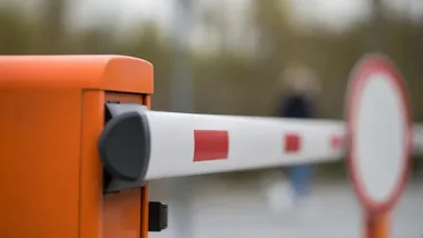 Przy toruńskich cmentarzach zmieni się ruch. Są bezpłatne parkingi