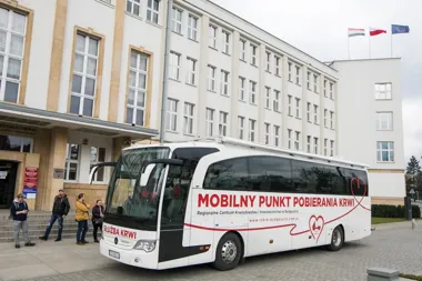 Ambulans stanie przed urzędem. Toruń znów czeka na krwiodawców