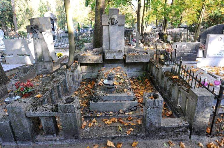 Zniszczone nagrobki S.Arkusiewicza i F.Kruszelnickiego przed renowacją