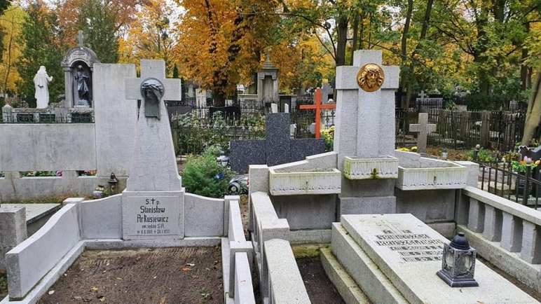Nagrobki S.Arkusiewicza i F.Kruszelnickiego po renowacji
