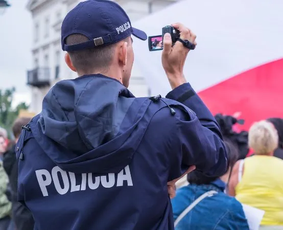 Zimowe zagrożenia w mieście! Policjanci podpowiadają, jak się chronić