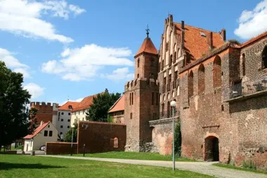 Mały zestaw, który trzyma szkło na miejscu i nie rzuca się w oczy
