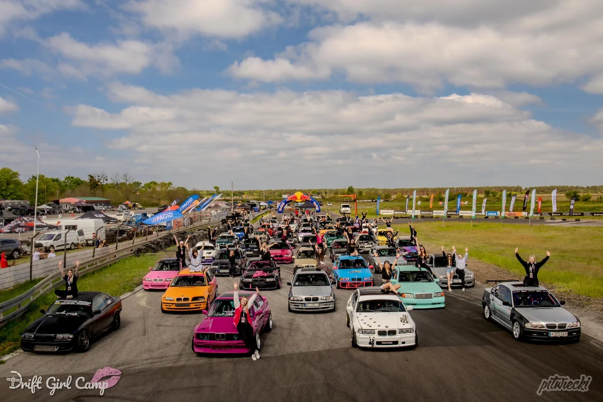 Grafika promocyjna wydarzenia Drift Girl Camp 2027 w Toruniu