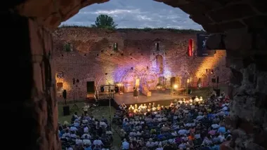 Grafika promocyjna wydarzenia „po POLSKU” – festiwal, który łączy teatr, historię i muzykę