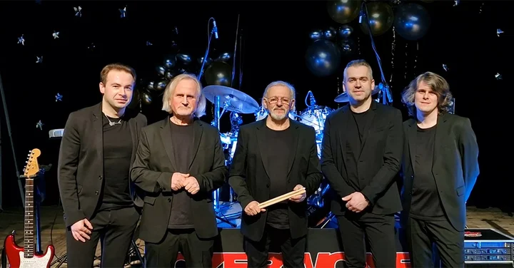 Obrazek przedstawia grafikę promocyjną wydarzenia Koncert Czerwonych Gitar z okazji 60-lecia – Toruń