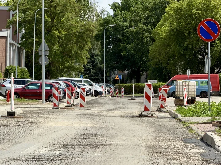 Asfaltowanie ulicy św. Faustyny. Kierowców czekają objazdy