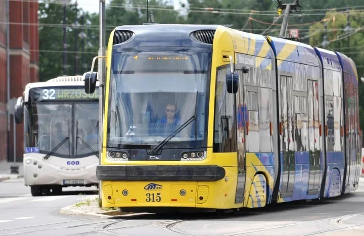 Toruń – darmowe przejazdy autobusami dla kierowców i pasażerów podczas alertu PM10