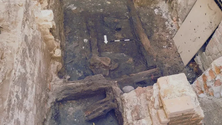 Odkrycie przy Domu Kopernika – drewno z wykopu ma wrócić na miejscu jako wystawa "in situ