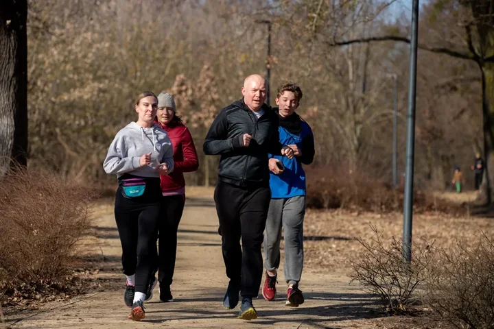 Międzypokoleniowy bieg w Parku Glazja – ruch i rozmowy na trasie