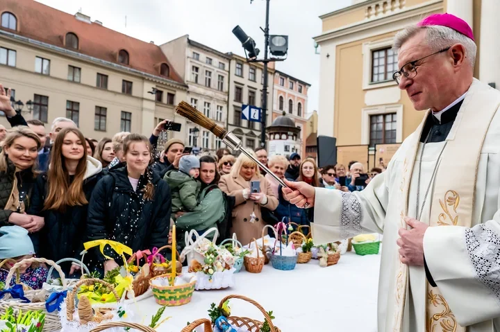 Święconka na starówce połączyła Toruń w ciszy i nadziei
