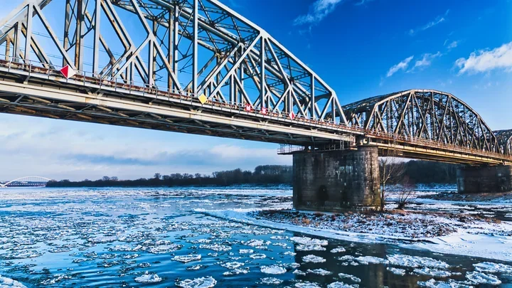 Lód na Wiśle ściska mosty – Toruń prosi RZGW o pilną ocenę zagrożeń