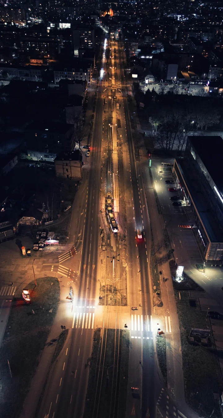 Nocą na Kościuszki rośnie zielone torowisko, a tramwaje mają jeździć dalej