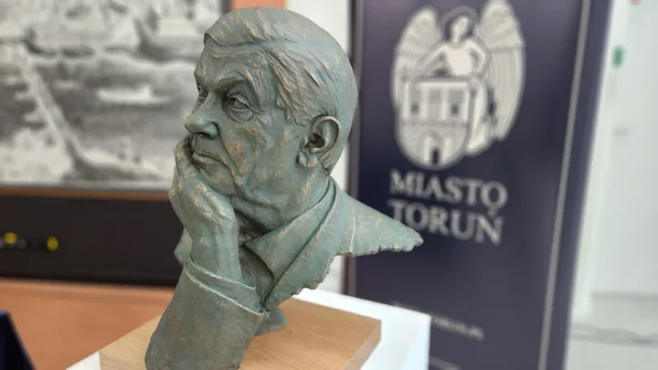 Popiersie Herberta stanie przy drodze między starówką a Bydgoskim Przedmieściem