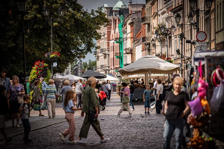 Toruń przyciągnął rekordowe tłumy i coraz częściej zatrzymuje je na dłużej