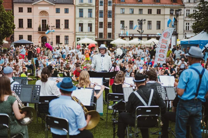 Muzyka, joga i pocztówki z Torunia. Śniadanie na Trawie wypełniło Rynek