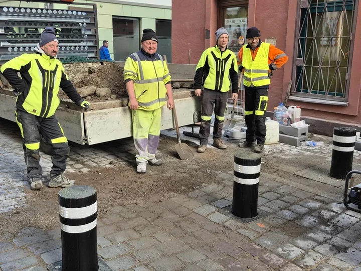 Rynek bez aut – 37 słupków oddzieli płytę Staromiejską i porządkuje ruch