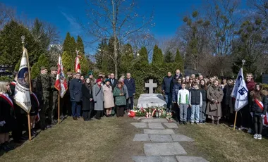 Toruń uczcił pamięć gen. Elżbiety Zawackiej – kwiaty, mundury i młodzież przy grobie