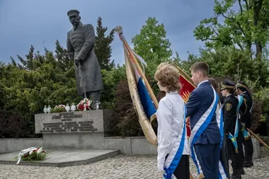 Pamięć o Piłsudskim wraca do Torunia. Kwiaty złożono po raz kolejny