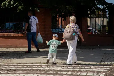 Pod szkołami zrobi się tłoczniej. Policja przypomina o telefonach i przejściach