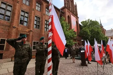 Toruń przygotowuje biało-czerwony weekend. Będą flagi, defilada i koncert