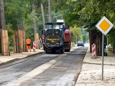 Frezowanie na Okólnej. Przy Strzałowej powstaje nowe rondo