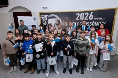 Uczniowie zasiedli w fotelach radnych i usłyszeli, że samorząd zaczyna się w klasie