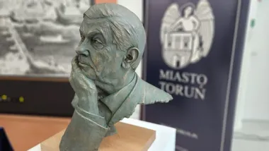 Popiersie Herberta stanie przy drodze między starówką a Bydgoskim Przedmieściem