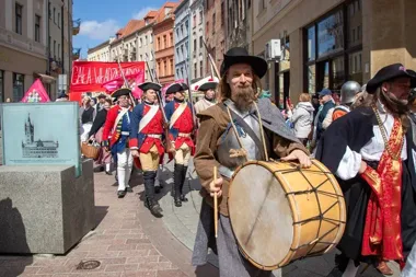 Kolorowy korowód przeszedł przez starówkę. Nauka wyszła na ulice