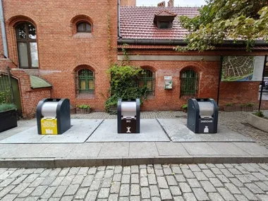 Podziemne pojemniki na Starówce zyskały nowe zabezpieczenia