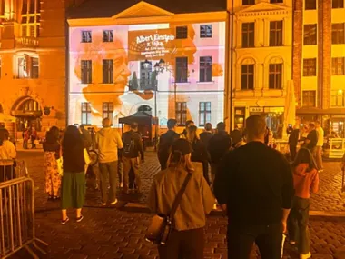 Toruński Rynek w obiektywie Lotte Jacobi. Pokaz i retro atelier