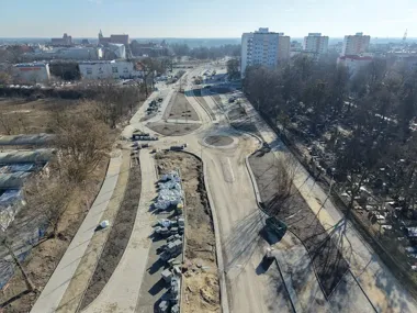 Zieleń z podlewaniem kropelkowym i prace nawierzchniowe na Trasie Staromostowej