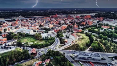Burze z gradem i silnym deszczem. Możliwe groźne porywy wiatru