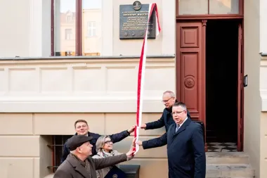 Tablica przy Żeglarskiej przypomina o ważnym ośrodku polskiej nauki