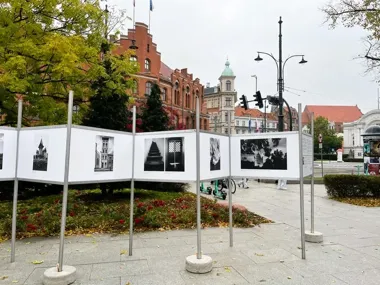 Toruń i Kowno na 20 planszach. Plenerowa wystawa na placu