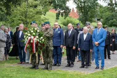 Salwa honorowa i apel pamięci przed Pomnikiem Ofiar Zbrodni Pomorskiej
