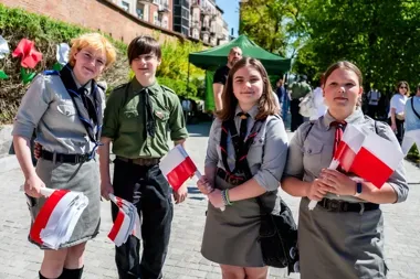 Biało-czerwona sobota w Toruniu. Flaga i mundury w centrum obchodów
