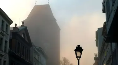 Gęsta mgła ograniczy widoczność w Toruniu. Kierowcy z ostrzeżeniem