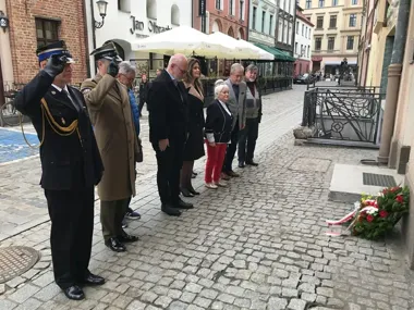 W Toruniu oddano hołd bohaterom getta – pamięć wróciła pod tablice przy Szczytnej