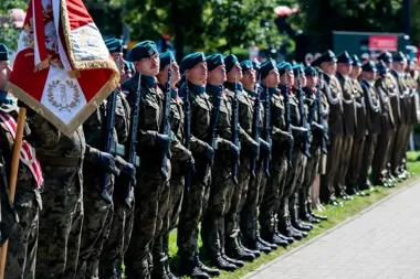 Pod pomnikiem Piłsudskiego oddano hołd żołnierzom. W tle historia Torunia