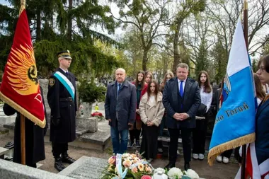 Kwiaty na grobach dwóch profesorów, których Toruń wciąż wspomina