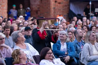 Ruiny zamku zamiast sceny teatralnej. „Zemsta” rozpoczęła festiwal w Toruniu